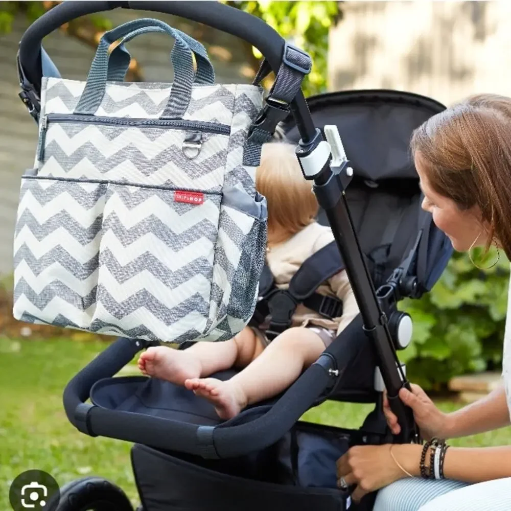 Skip Hop Dash Messenger Diaper Bag in Chevron Gray & Cream